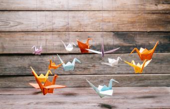 
		Origami-Mobile aus Kranichen
	